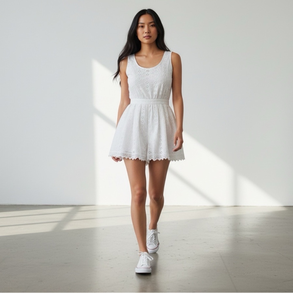 DOUBLE Zero White Broderie Eyelet Triangle Open Back Romper Short Size M